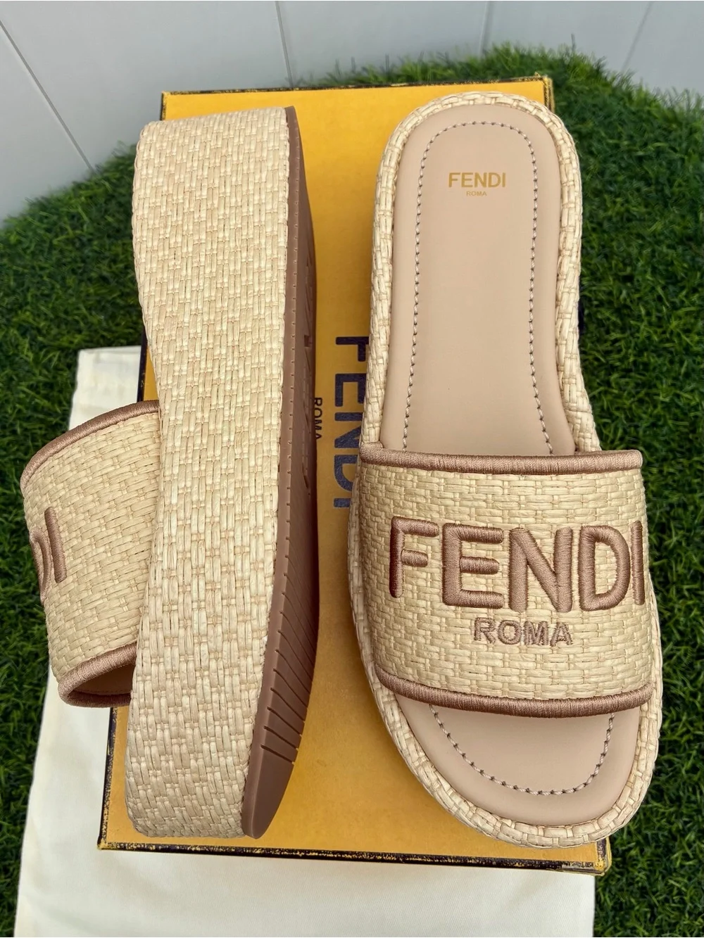 FENDI SUNSHINE NATURAL RAFFIA PLATFORM SLIDE SANDALS EMBROIDERED LOGO SZ 40 NEW